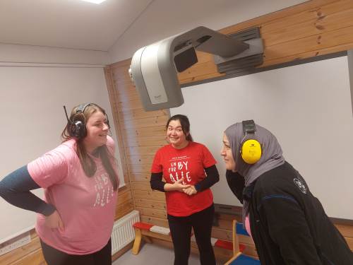 Hvordan er det å ikke kunne høre? Her prøver Iben og Manal å prate sammen, men ingen kan høre hva den andre sier. 